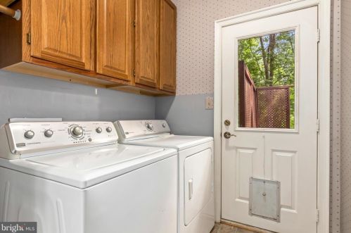 8006 Middlewood Pl, Springfield VA  22153-1928 exterior