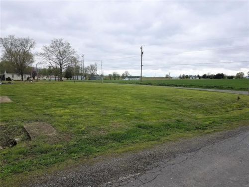 990 4th St, Keyesport, IL 62253-1677