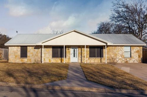 1432 Torrey St, Granbury TX  76048-2386 exterior