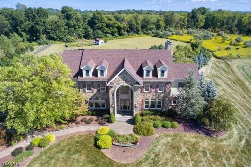 16 Smithfield Rd, Lebanon, NJ 08833-4110