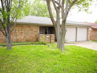 6416 Ridglea Dr, Fort Worth TX  76148-1427 exterior