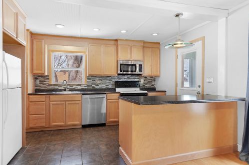 6 Howard St, Derry, NH 03038-1903