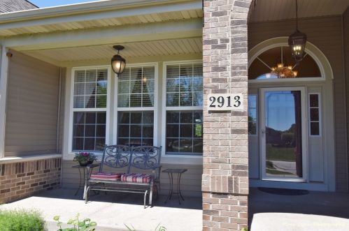 2913 Sterkel Rd, North Aurora, IL 60542-5003