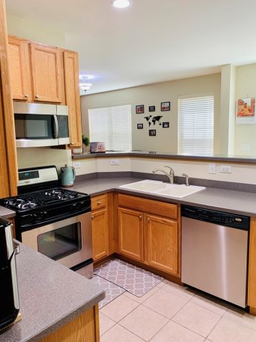 146 Goldenhill St, Carol Stream IL  60188-1303 exterior