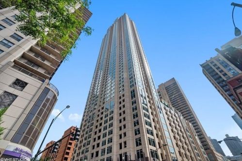 33 Ontario St, Chicago IL  60654-7760 exterior