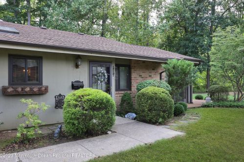 26 Friendship Ct, Tinton Falls, NJ 07701-5406