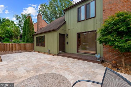 1417 Green Run Ln, Herndon, VA 20190-3928
