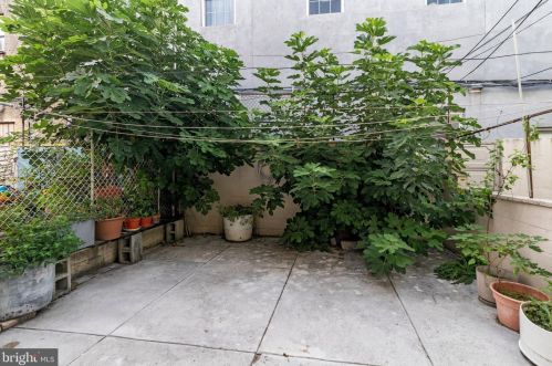 2320 10th St, Philadelphia PA 19133-1538 exterior