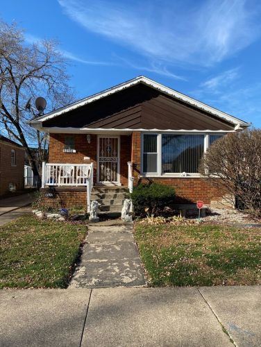 13706 School St, Chicago, IL 60827-1617