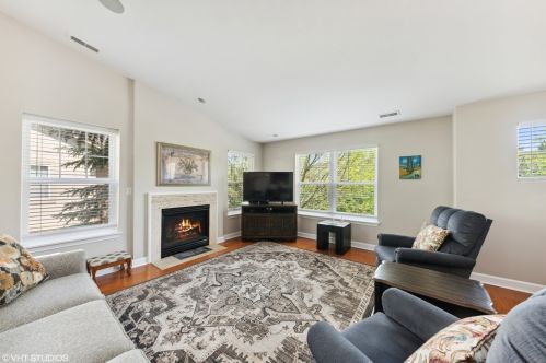 490 Commons Ct, Bannockburn, IL 60015-4320