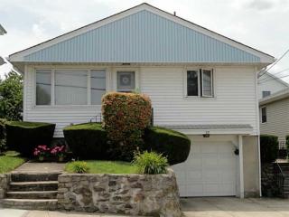 37 Magdalene St, Providence, RI 02909-4705