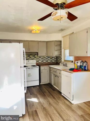 8125 Farnsworth St, Philadelphia PA 19152-3008 exterior