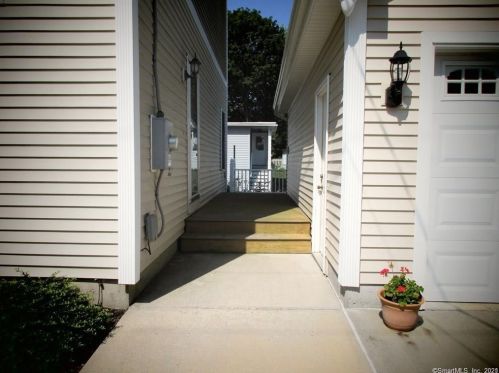 33 Crescent Ave, Niantic CT  06357-3033 exterior