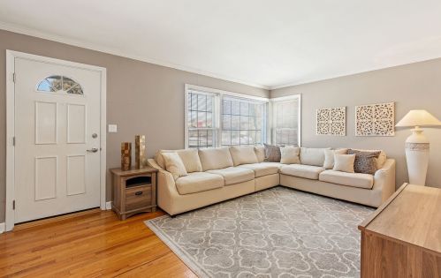 7637 Ardmore Ave, Chicago, IL 60631-2207