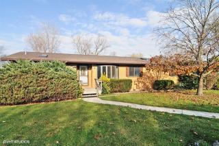 310 Country Ln, Trout Valley, IL 60013-2330