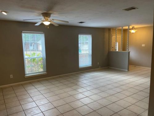 225 Oxford Dr, Conroe TX  77303-1811 exterior