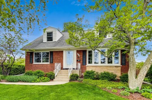 6940 Howard St, Niles, IL 60714-3722