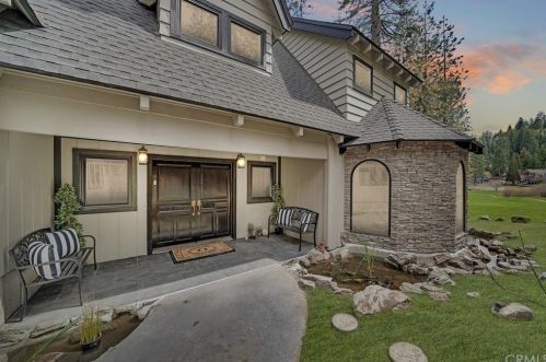 157 Brentwood Dr, Lake Arrowhead, CA 92352-9702