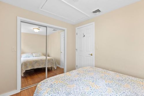 6 Center St, Niantic CT  06357-2658 exterior