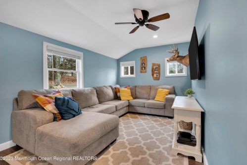 18 Francis Mills Rd, East Freehold NJ  07728-7944 exterior