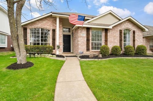 2117 Carnation Ct, Garland TX 75040-2805 exterior