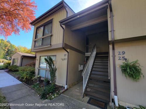 27 Lexington Ct, Tinton Falls, NJ 07701-5458