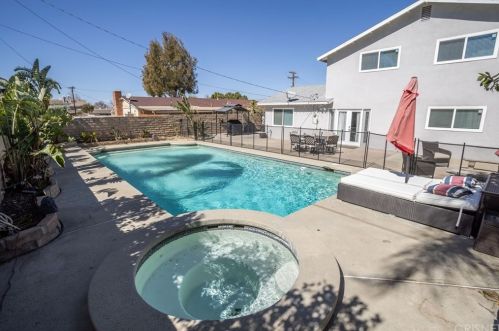 2418 Royal Ave, Simi Valley CA 93065-4759 exterior