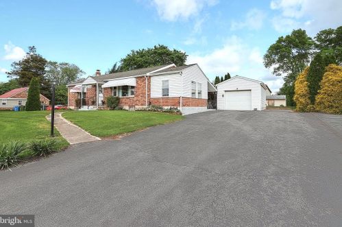 90 Claystone Rd, York, PA 17408-9723