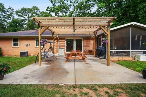 1381 Carolyn Dr, Atlanta GA  30329-3546 exterior