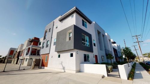 8413 Tweedy Ln, Downey, CA 90240-0021