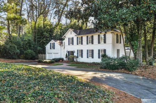 100 Brookhaven Dr, Atlanta GA  30319-3003 exterior