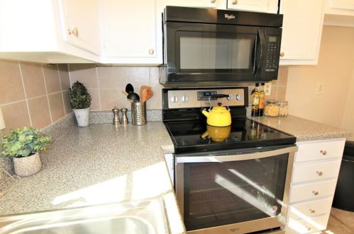 71 Montre Sq, Atlanta GA  30327-4044 exterior