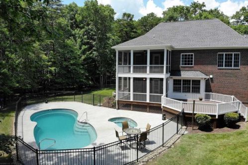 1105 Kings Arms Ln, Blacksburg, VA 24060-8983