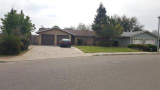 1807 Canal Dr, Tivy Valley, CA 93657-2345