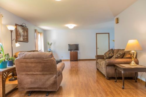 1007 Lakewood Dr, Hanover Park, IL 60103-5616