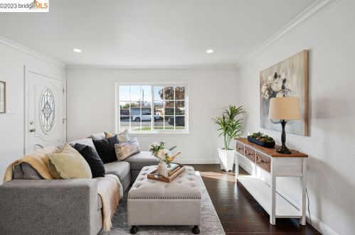 3206 Calzar Dr, San Jose, CA 95118-1007