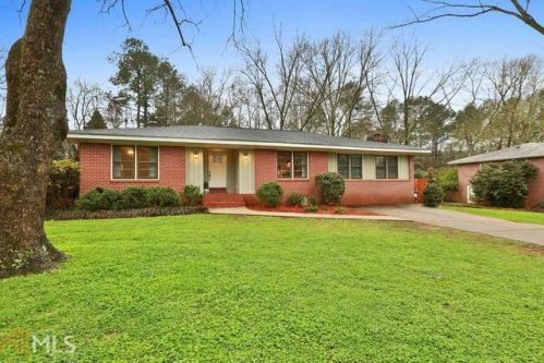 8 Colonial Dr, Newnan, GA 30263-2878