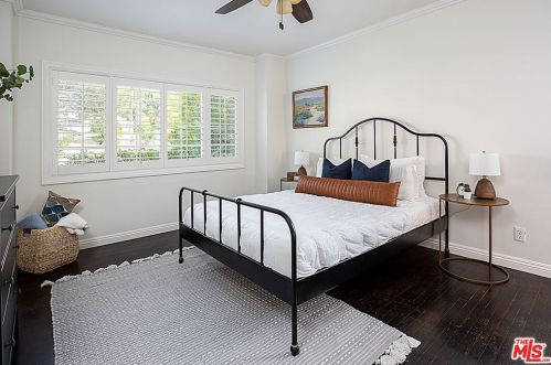 431 Scholl Dr, Glendale CA 91206-3045 exterior