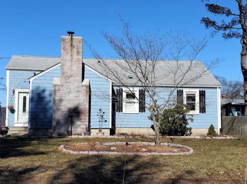 27 Kentucky Ave, Warwick, RI 02888-5911