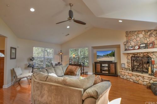 1117 Grass Valley Rd, Lake Arrowhead, CA
