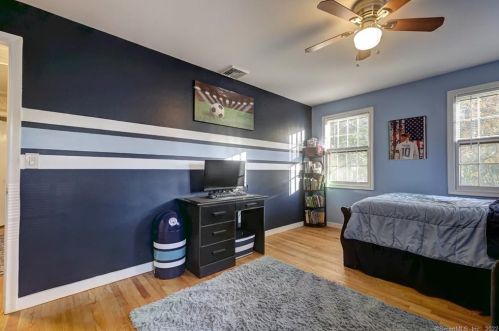 8 Captains Watch, Huntington CT  06484-5914 exterior