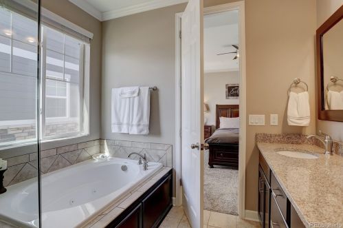 7275 Oak Hill Ct, Aurora CO 80018-1734 exterior