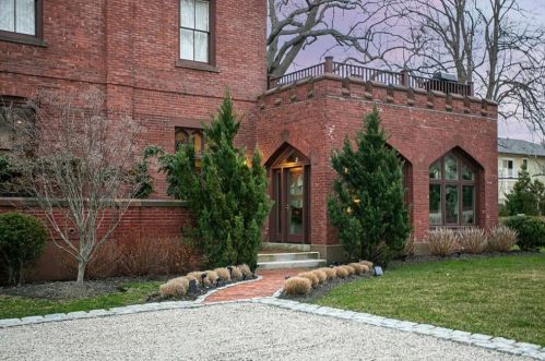 78 Rhode Island Ave, Middletown, RI 02840-7711