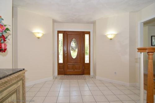 399 Larchwood Dr, Warwick, RI 02886-9537