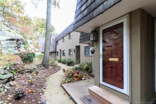 97 Ledgebrook Dr, Norwalk, CT 06854-1069