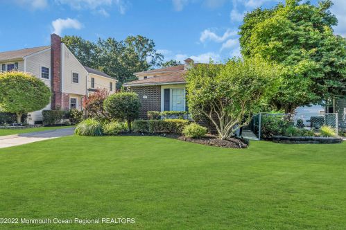 718 Grassmere Ave, Tinton Falls NJ  07712-4333 exterior