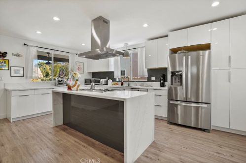 15751 Morrison St, Van Nuys CA  91436-1543 exterior