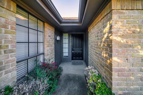 14813 Sopras Cir, Addison TX  75001-4412 exterior