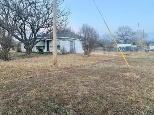 301 8 St, Nocona TX 76255-2903 exterior