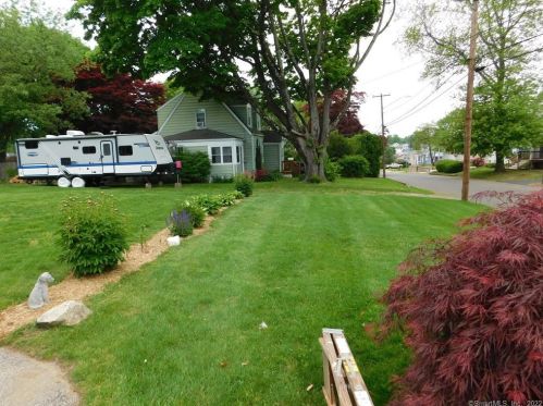 11 Ivy Pl, Norwalk CT  06854-1405 exterior